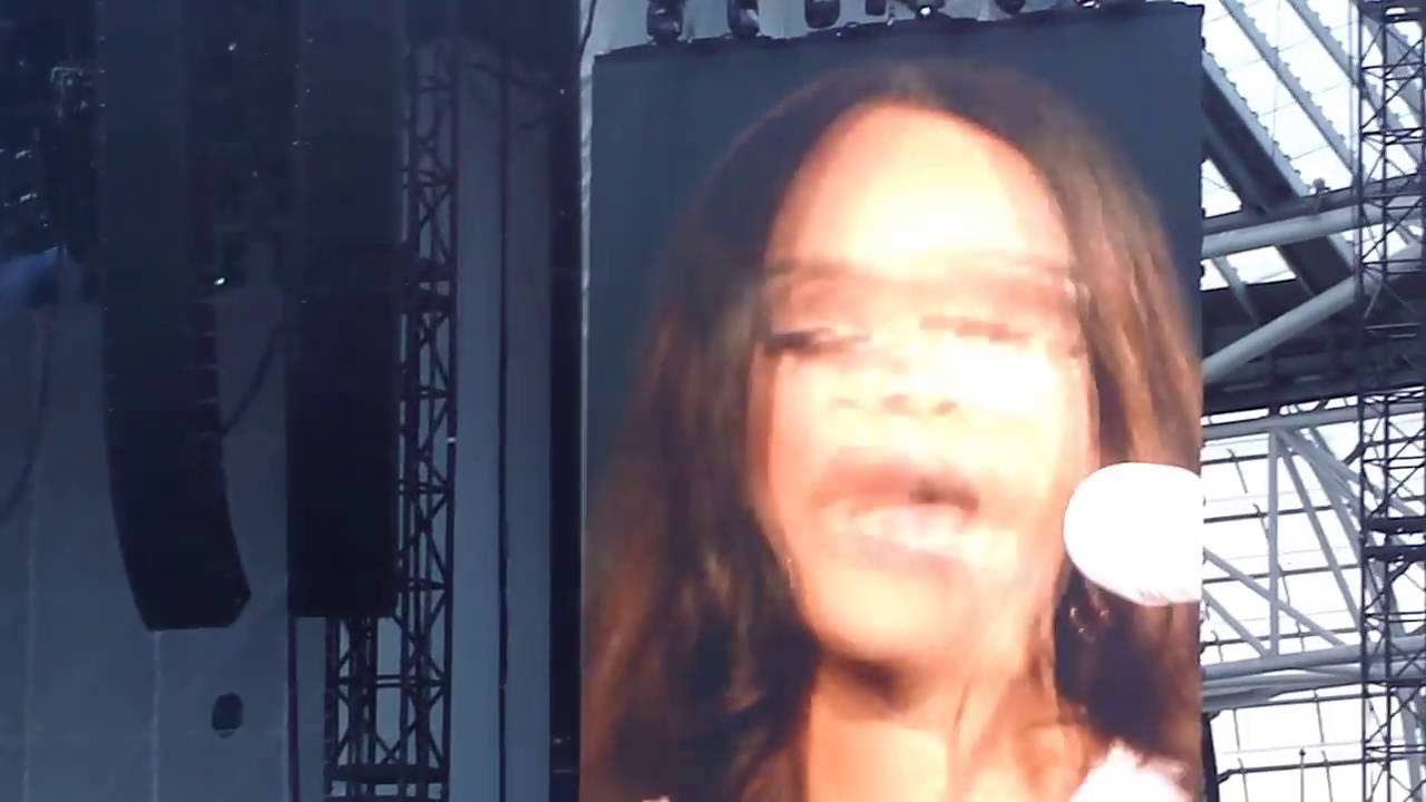 Rihanna - Love The Way You Lie / Woo (Anti World Tour Dublin 2016)