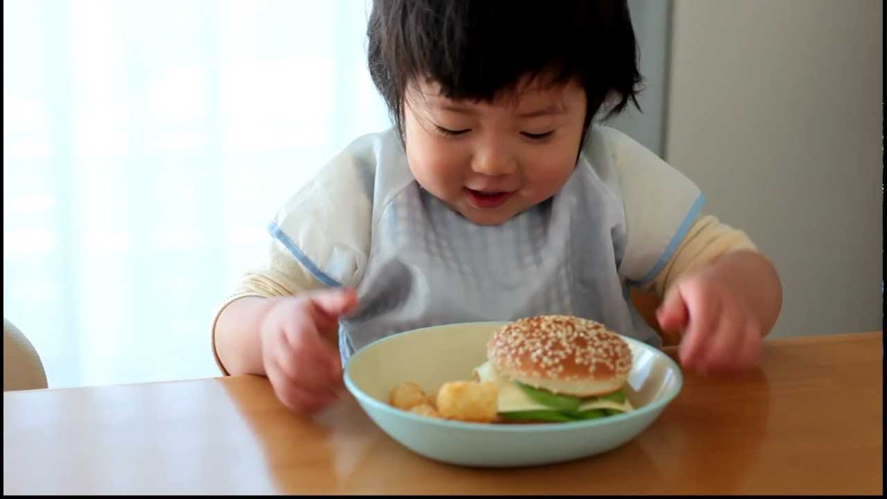 世界一ハンバーガーをおいしそうに食べる1歳児が3歳になった。