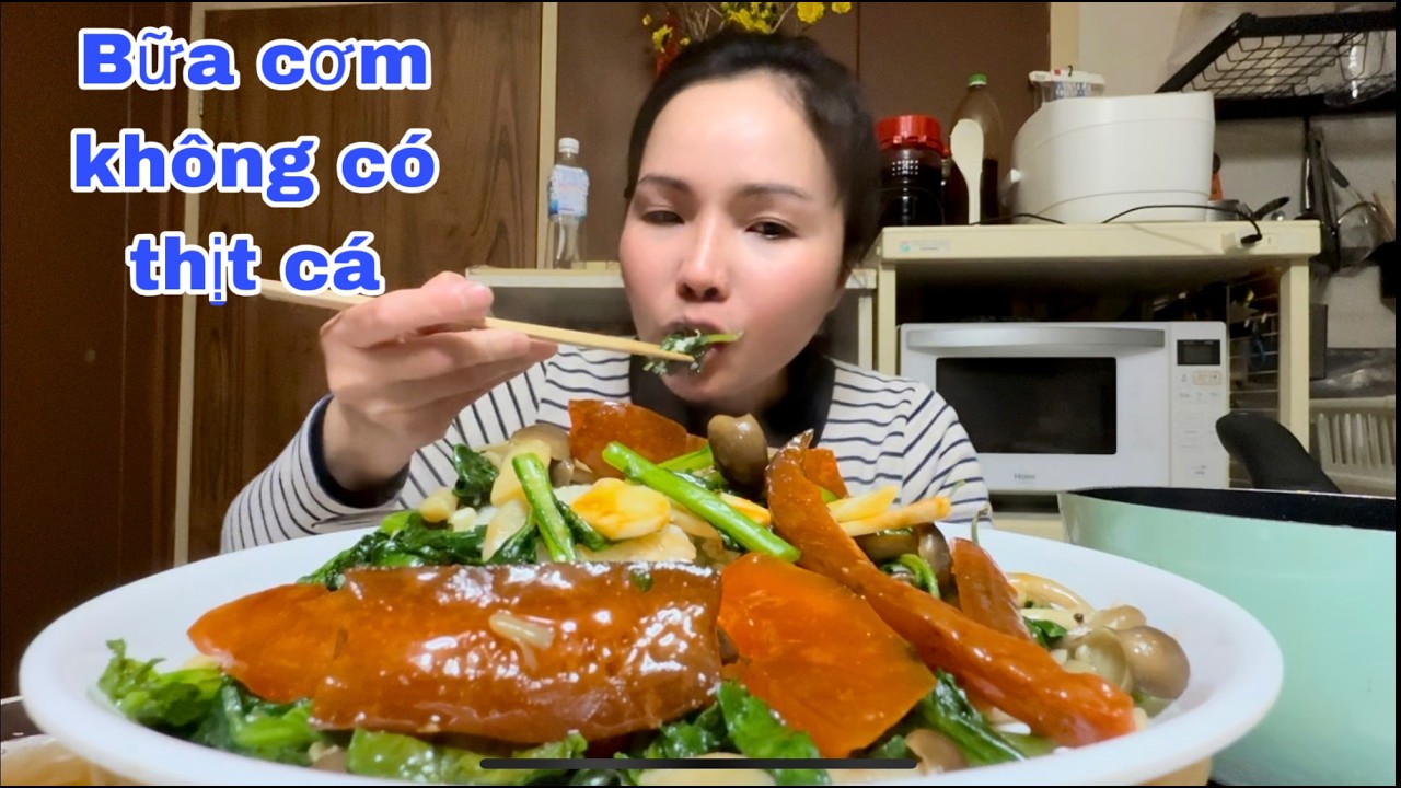 Bữa cơm hôm nay không có miếng thịt cá nào hết.đơn giản hai món bình dân của em