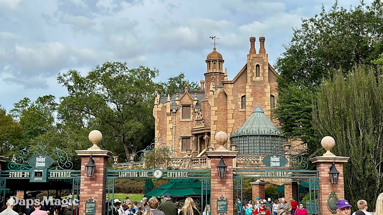 Haunted Mansion with Hatbox Ghost | Magic Kingdom | Walt Disney World Resort 2023 4K
