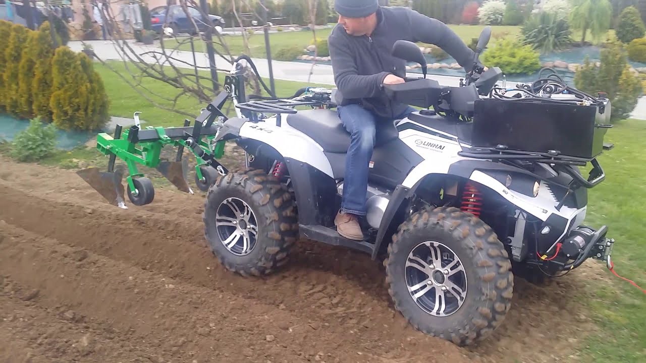 Praca w polu Quadem Linhai 500 4x4 robienie rzędów.