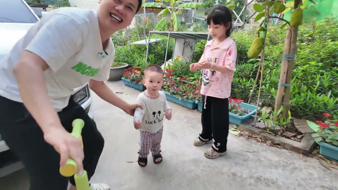 MiLo Kh&oacute;c V&igrave; Kh&ocirc;ng C&oacute; Xe Scooter - Mẹ Huế, MiMi, Bố Ho&agrave;ng Thương Qu&aacute; Liền Đi Mua Vội