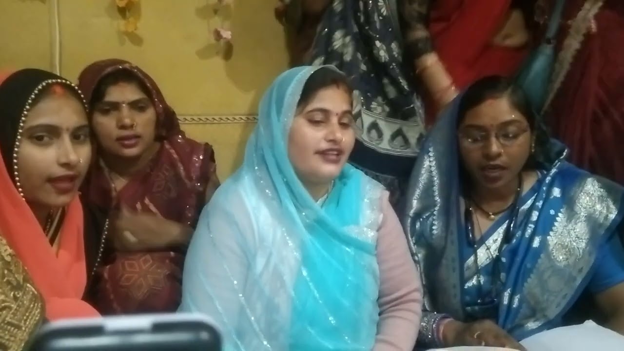 वंदना दुबे अपने साथियों के साथ गीत गाते हुए आप लोग सुनिए और बताइए कैसा लगा