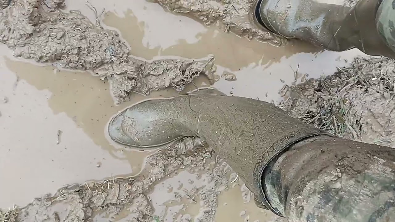 l'eau boueuse entre dans mes bottes