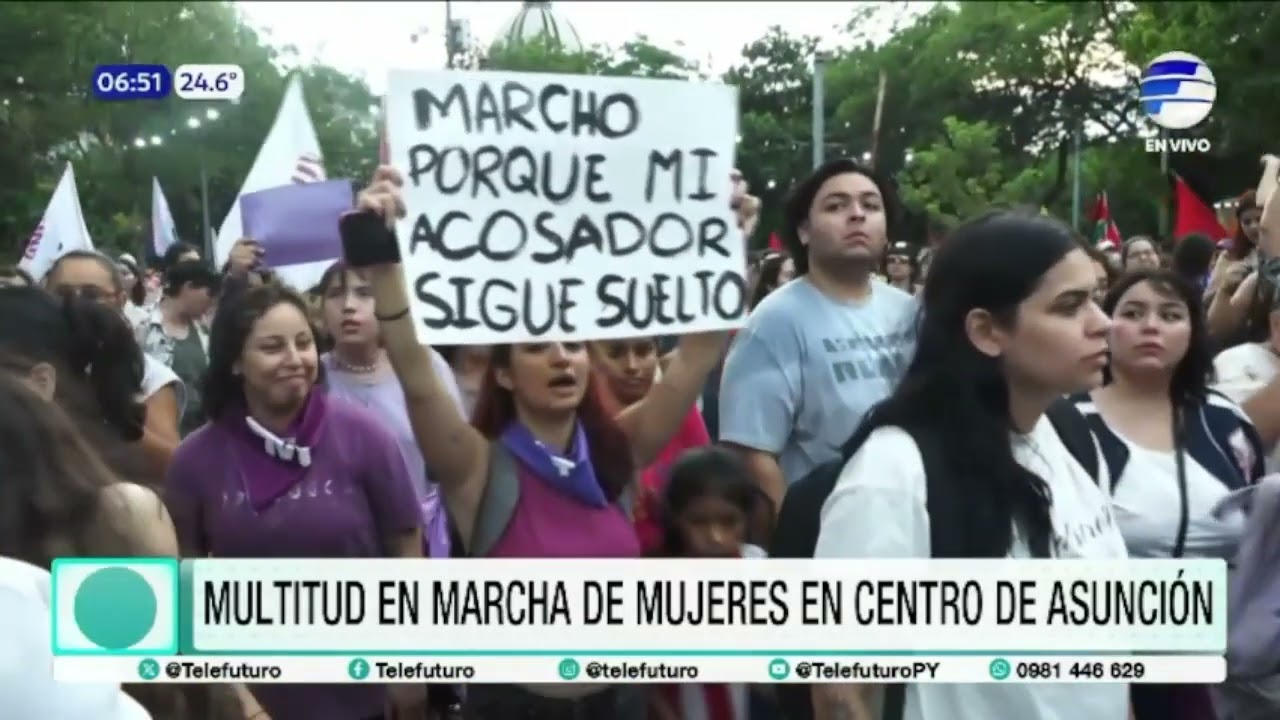 Multitud en marcha en el Centro de Asunción