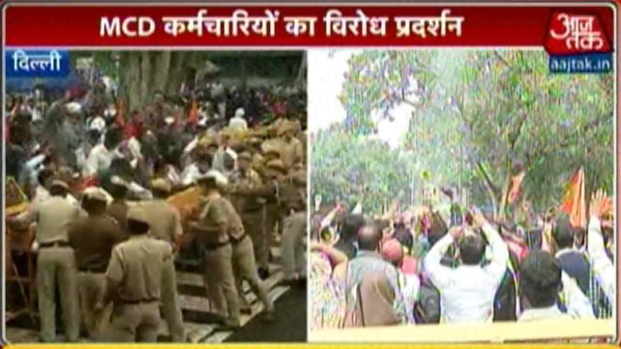 MCD Workers Protest In Delhi, Burn Kejriwal&rsquo;s Effigy