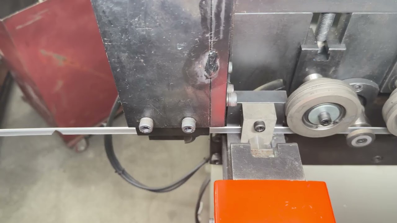 Edge wrapping machine