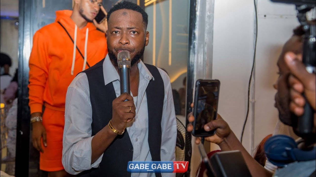 MOUSTO CAMARA EN CONCERT LIVE CHEZ SON AMIE DJELY KABA BINTOU (délices du patronat)