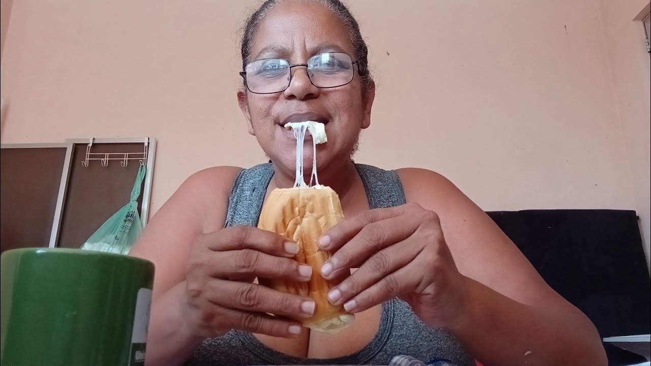 #comendo queijo quente no pão francês e cafe fresquinho 