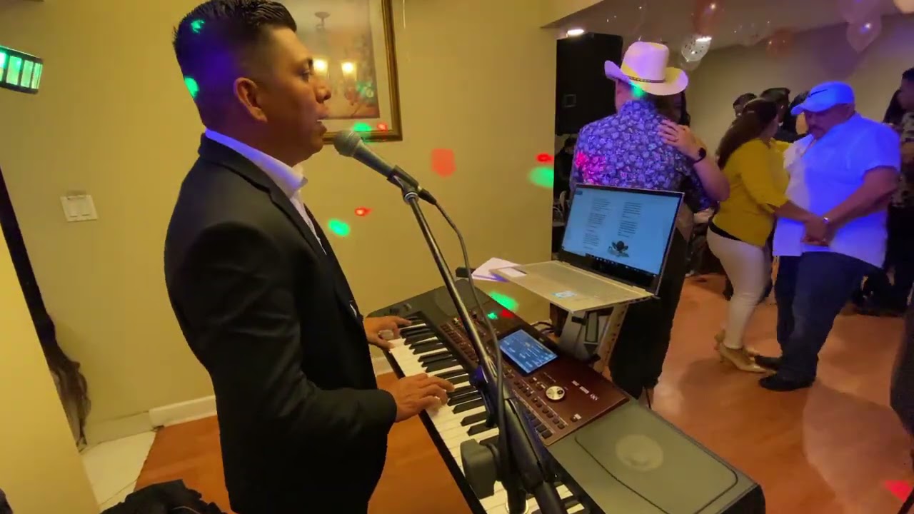 Reyes García tocando en una fiesta en Carol Stream Illinois, contrataciones 773-603-7067