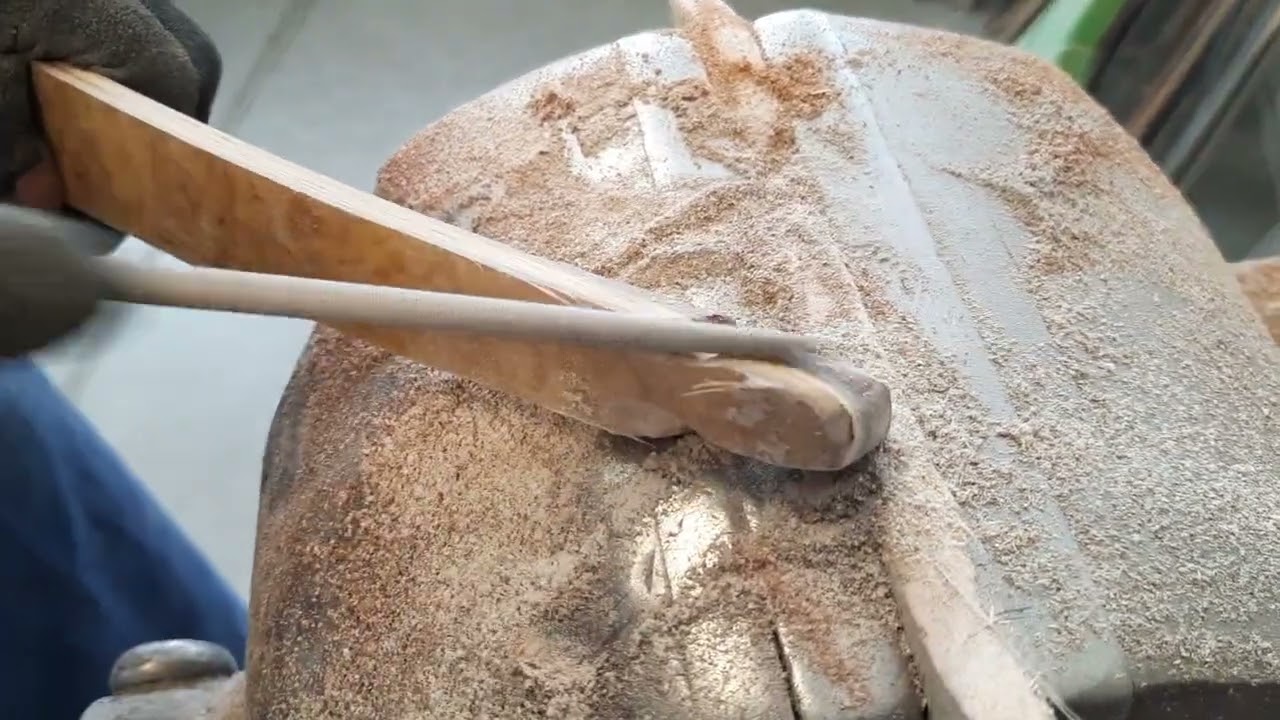 Finishing der Tipps (Wurfarmenden) und der Sehnenkerben beim traditionellen Bogenbau