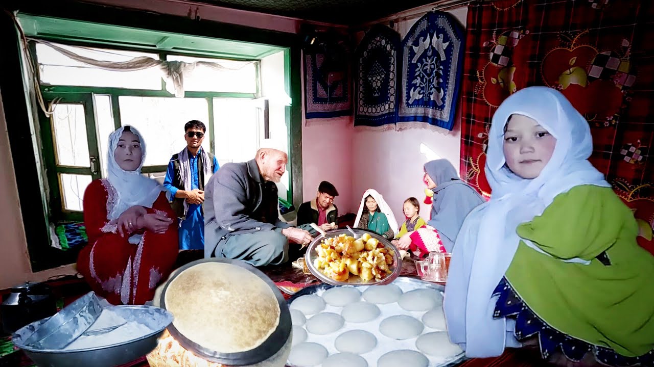 پخت نان گرم به سبک وطن، در سرمای زمستان و گرمای صمیمی خانواده، لذت دیگر دارد.