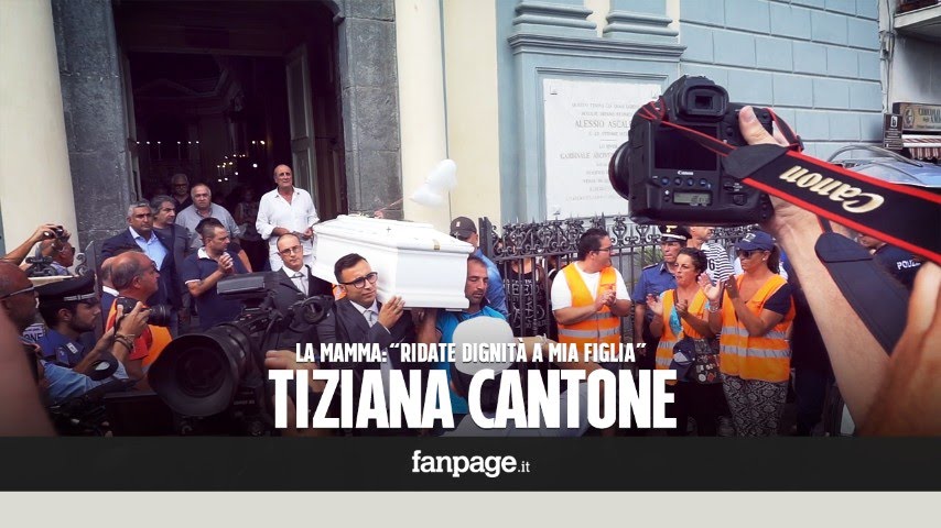 Dolore e rabbia ai funerali di Tiziana Cantone, la mamma: 