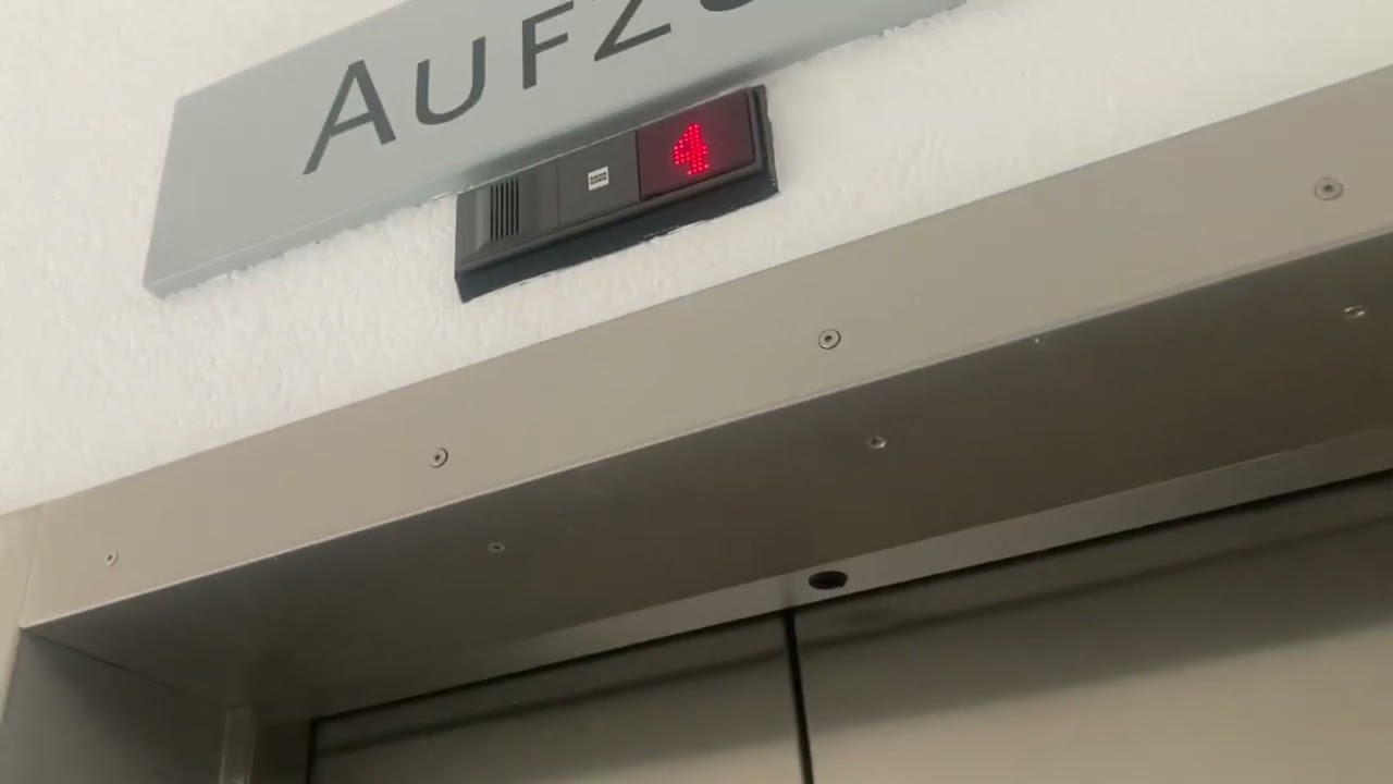 1999 KONE Novel Aufzug in einem DEZ In Regensburg Donau-Einkaufszentrum