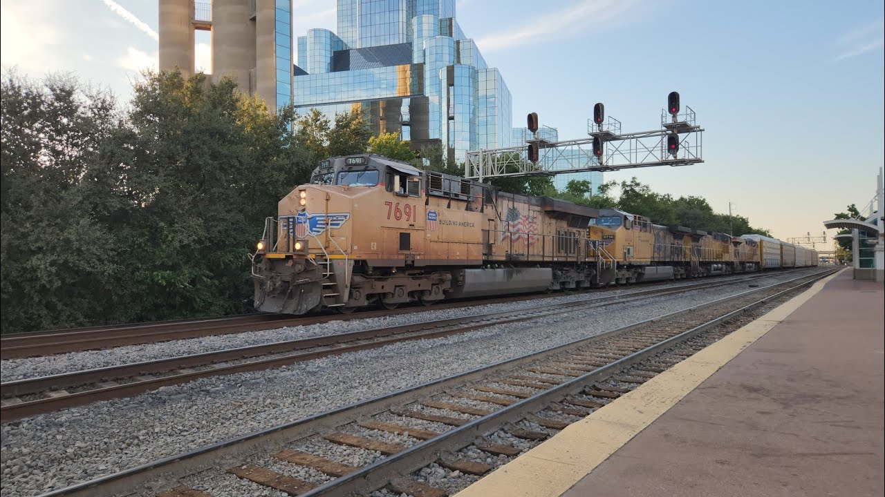 Giant Union Pacific Intermodal train with Mid DPs