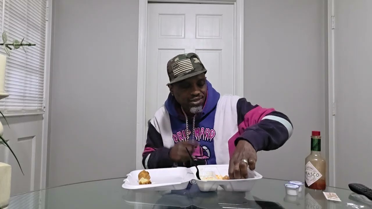 Captain D's. Закуски в деревенском стиле, жареная рыба и салат из капусты.