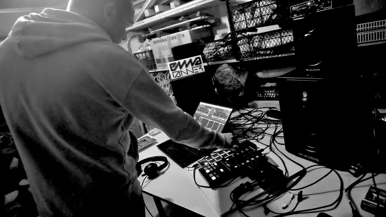 [TBS06] EMWA Tanner Private Listening For Friends [techno, minimal, raw, deep, breakbeat and more]