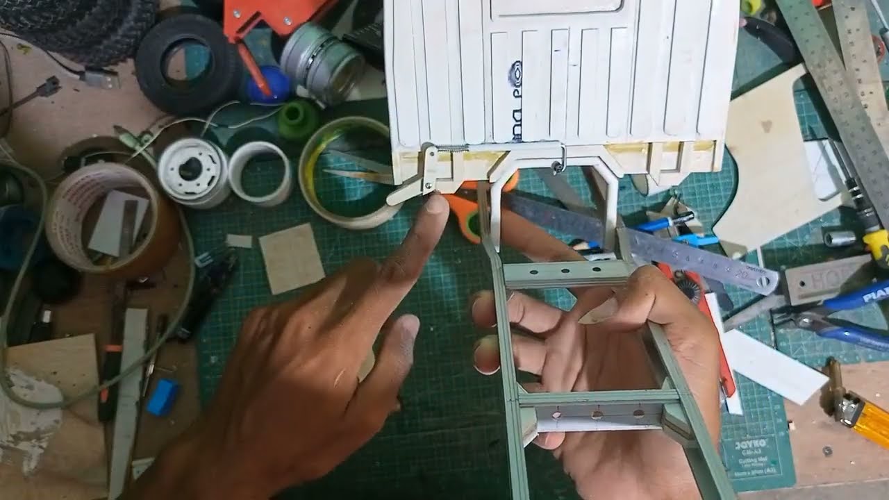 Cara Membuat pengunci Kabin Miniatur Truk.