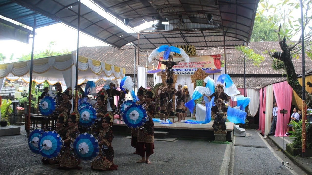 Pragmentari dari kelas XII A dengan judul 