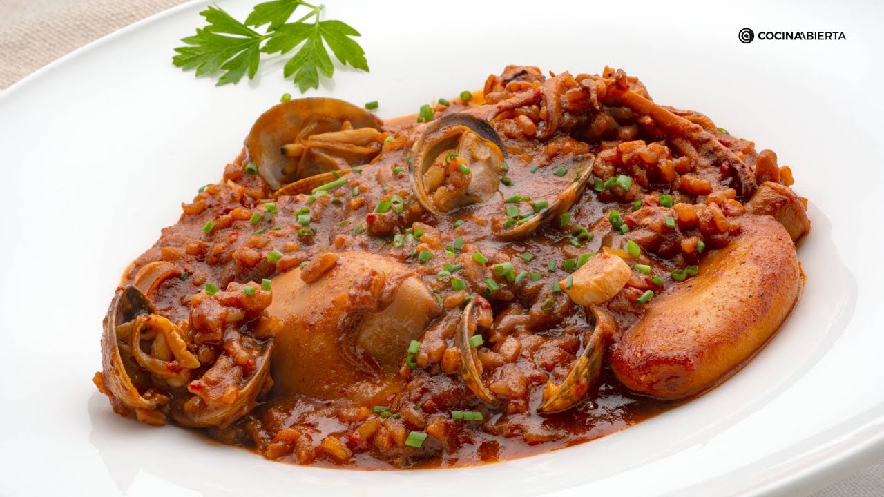 Arroz al horno con chipirones y almejas: una receta para transportarte a la costa