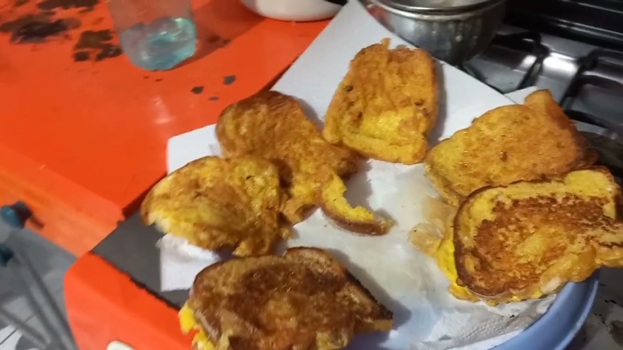 Fiz broa com ovo pra janta delícia 😋 