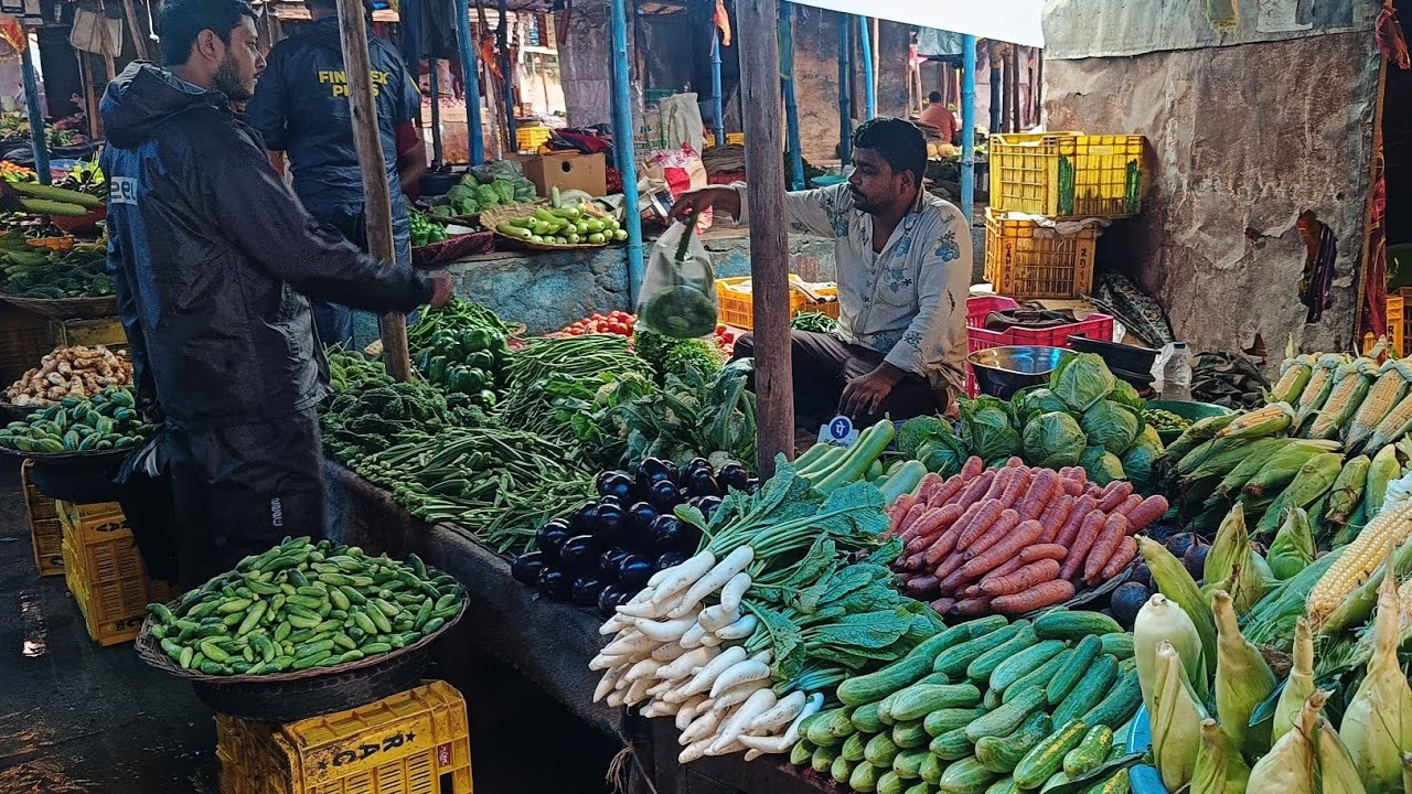 bahut fast hai aaj ka sabji 🍅🥒🌽😮