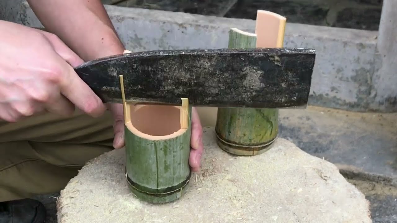 农村大叔用竹子做了担竹桶，让孩子体验祖辈们担柴挑水的童年时光。Making bamboo bucket toys