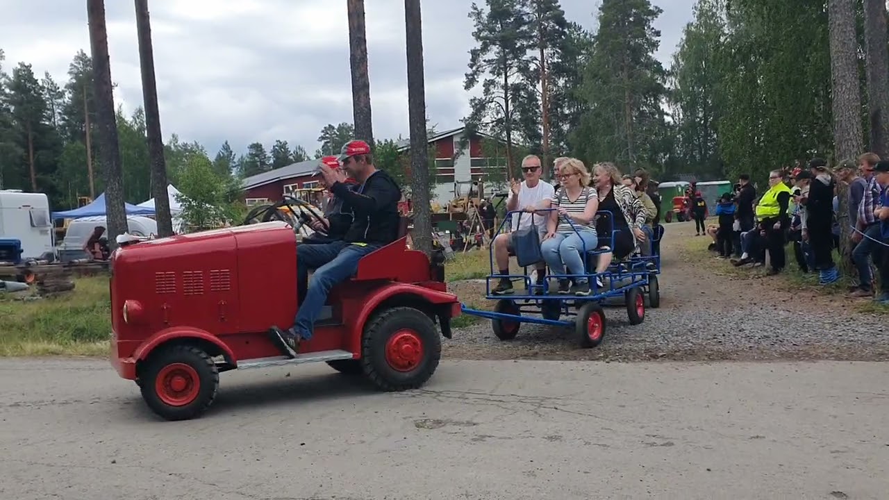 Weteraanikonepäivät 2023 / Traktoriparaati