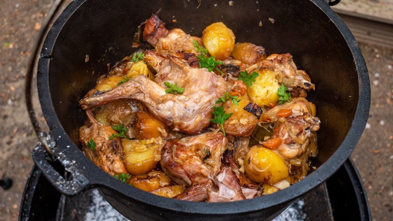 Ganzes Kaninchen im Dutch Oven mit Kartoffeln und Weißwein geschmort.