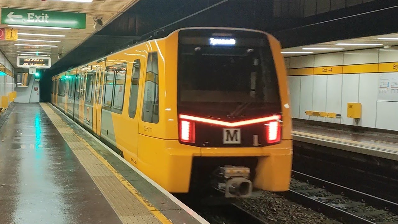 Tyne & Wear Metro: Class 555011 passes through Byker (17/1/26) 