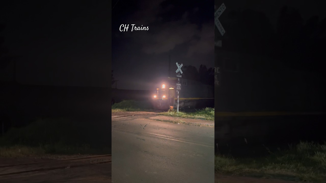 Trem Noturno buzinando forte!          #ferrovias #brasil #train #nightrain #trainhorn #trens #tatu