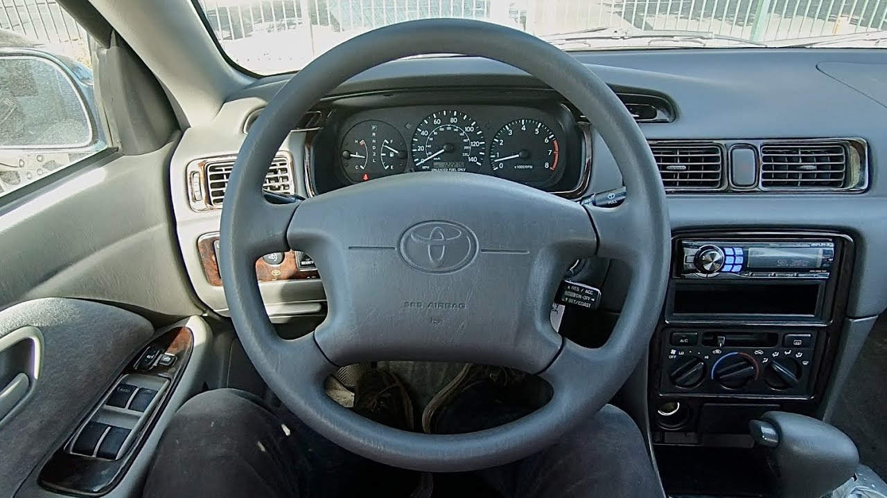 Тест-драйв Toyota Camry LE POV 2001 года. Почему все такие напряженные?!?