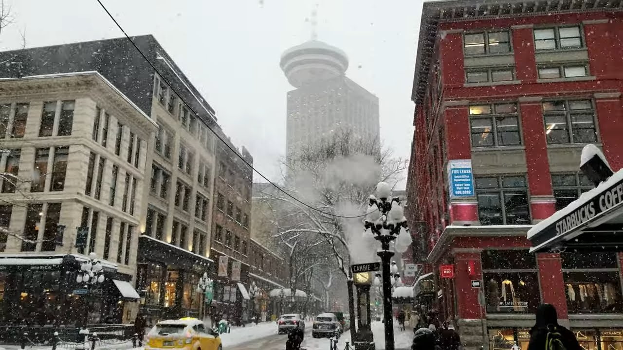 IT'S SNOWING IN VANCOUVER! 2020 Pt. 3 GASTOWN WALK @ Steam Clock & Window Shopping for Souvenirs