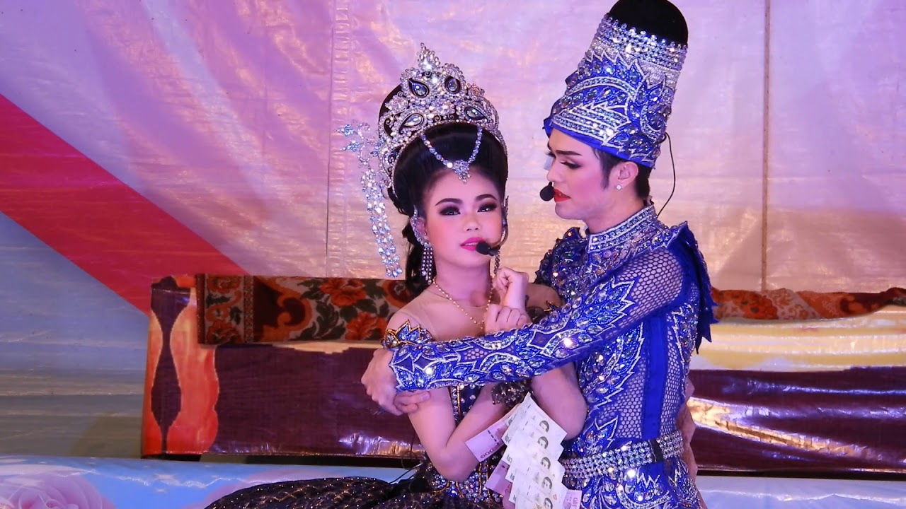 พี่แบงค์กอดน้องปอยแน่นๆ พี่แบงค์เอียงแก้มให้น้องปอยหอมเน้นๆ....ฟินนนนนที่สุดหยุดที่ BP 😘😘