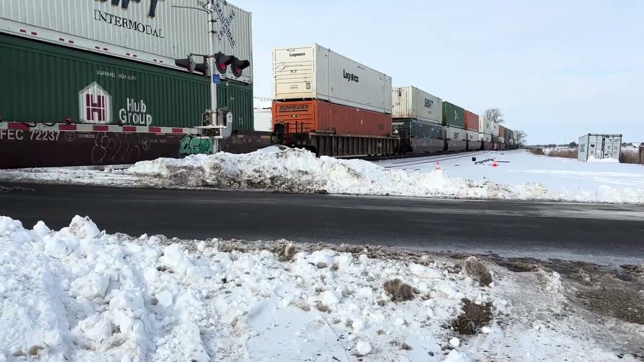 NS 28N at the Radnor Road railroad crossing in Waldo Ohio on 1-29-2026/Final Train of the Day