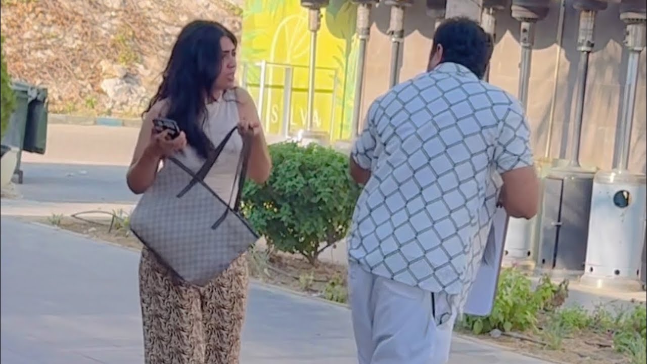قامت تمشي روحت اديلها الرسمه افتكرتي بعاكس صورتنا وفرجت علينا الناس 🤦‍♂️😂