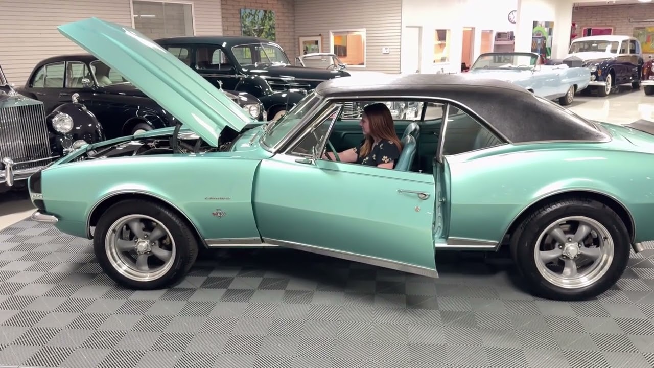 Chevrolet Camaro RS 1967 года, холодный запуск, двигатель 327 V8, мощный звук
