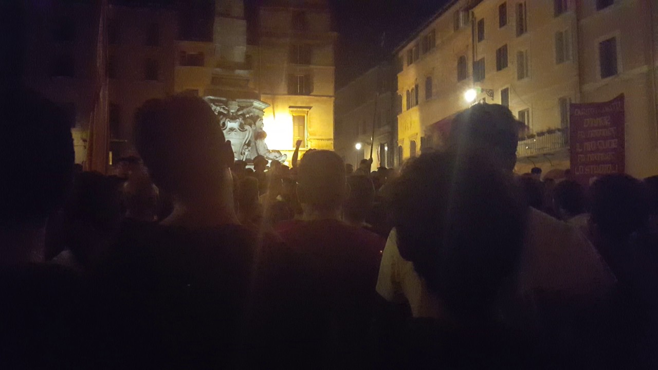 Festa per i 90 anni della Roma in via degli uffici del vicario: 