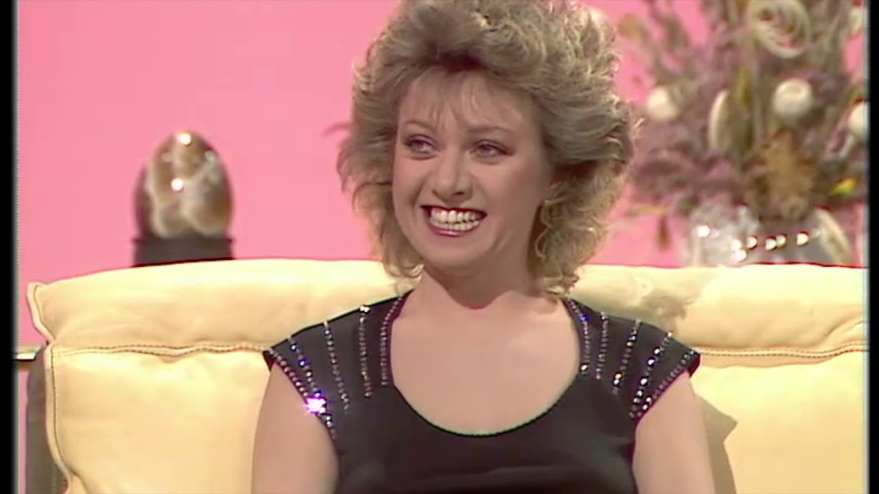 Elaine Paige: 'Ave Maria' and Interview (1982)