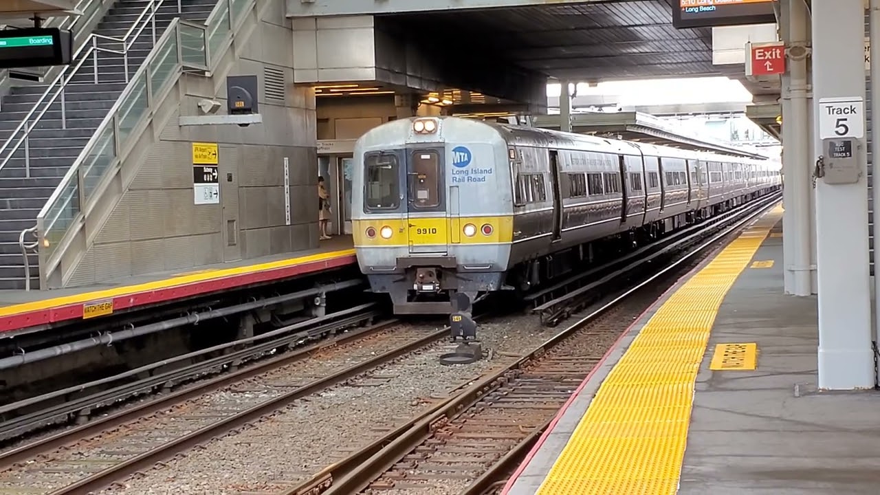 ⁴ᴷ⁶⁰ LIRR Action At Jamaica Station (April 2024)