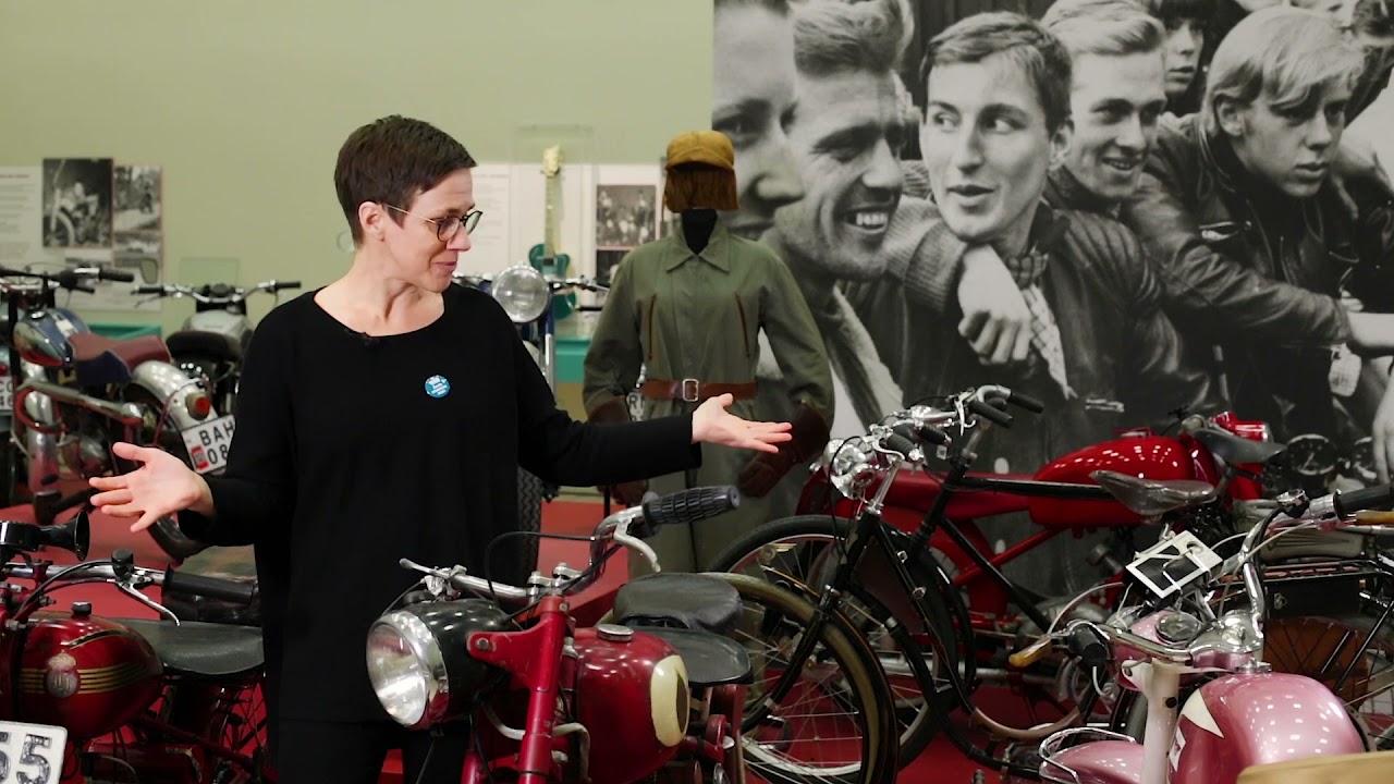 Bensinen i blodet! Motorcyklar, mopeder och människor under 1950 och 60-tal - Syntolkad