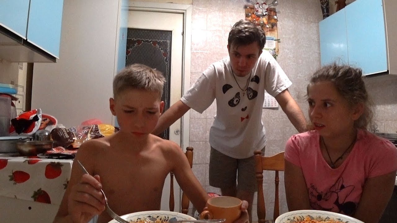 ПЕРВЫЙ РАЗ КУШАЕМ ОСТРУЮ АЗИАТСКУЮ ЛАПШУ С ЛИЗОЙ И КОСТЕЙ / К НАМ ВРЫВАЮТСЯ В КВАРТИРУ ДЕТИ!
