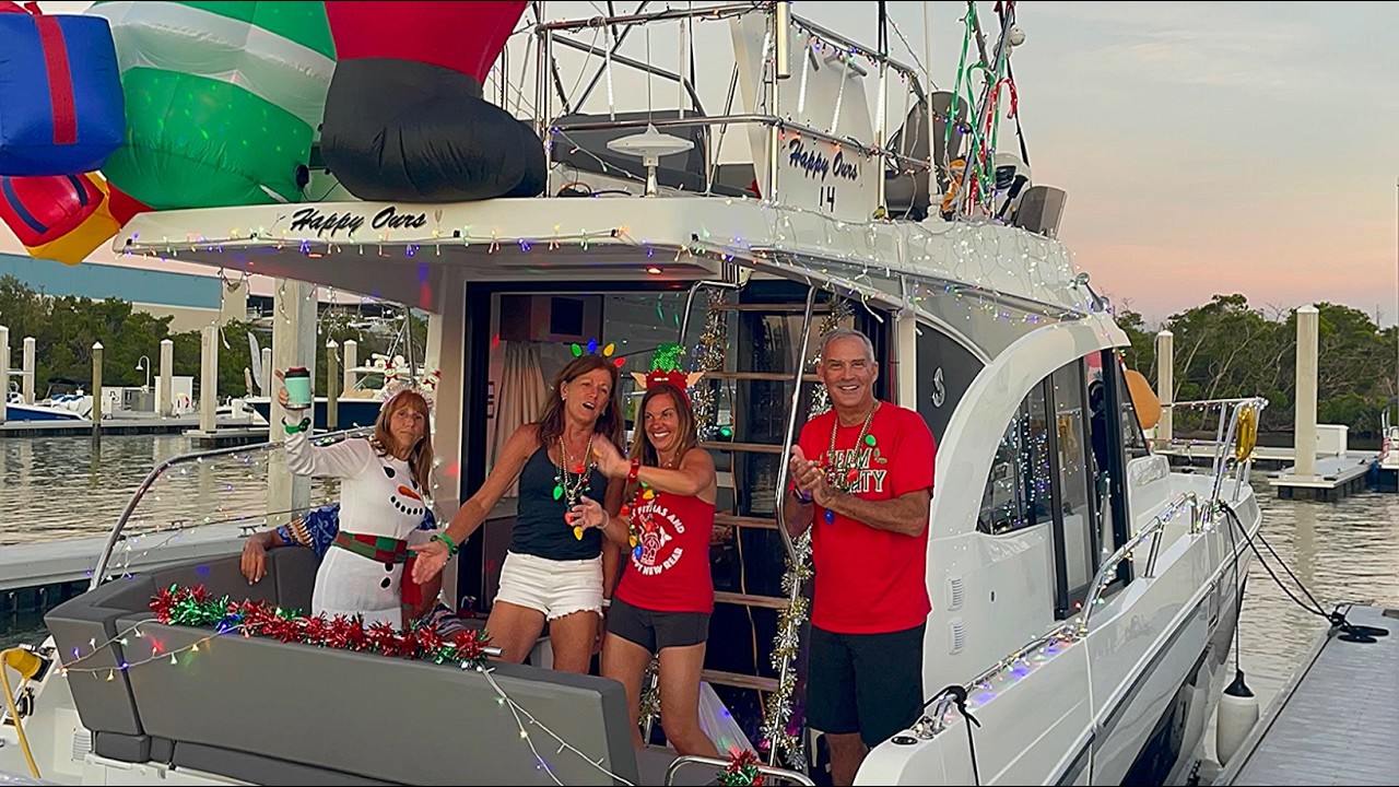 Рождественский парад лодок на пляже Форт-Майерс в 2025 году.