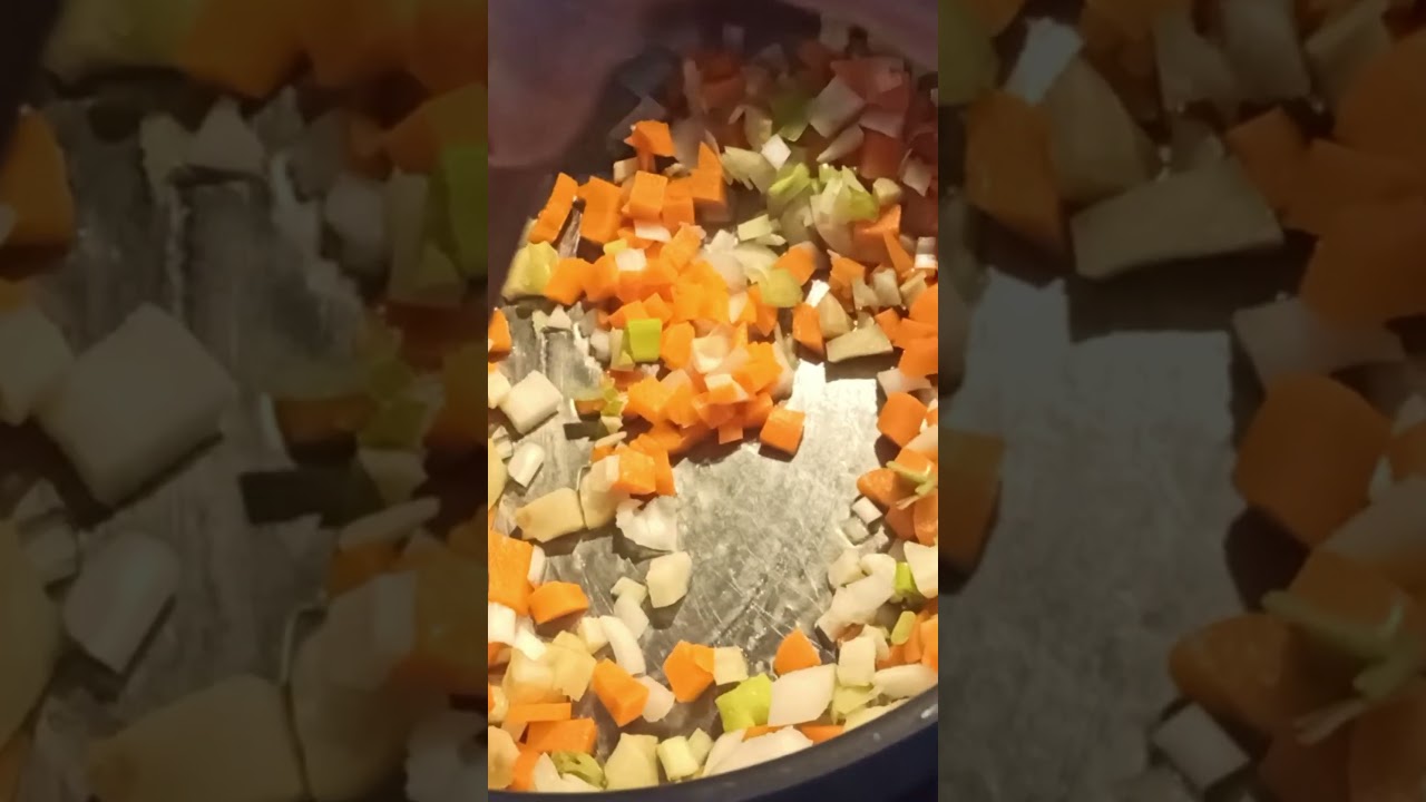 Calim legumele: ceapa, morcovii, pastarnacul, telina in ulei pentru ciorba de oase! Partea 11! #food