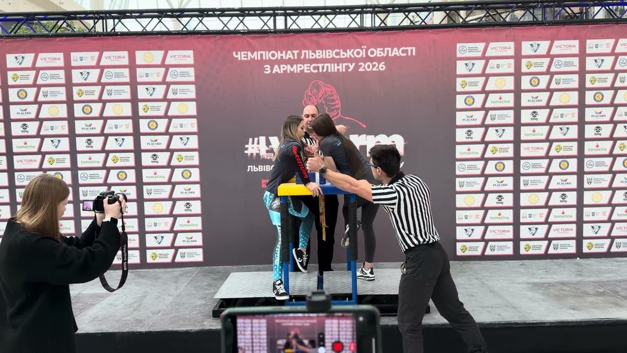 Фінал з армрестлінгу ліва рука жінки 55 кг