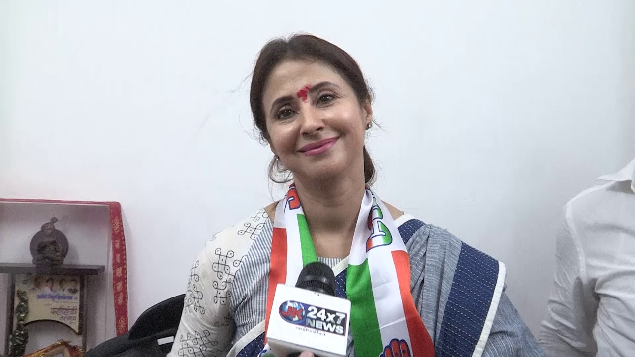 Urmila Matondkar Welcomes At Congress Office | Filmibeat