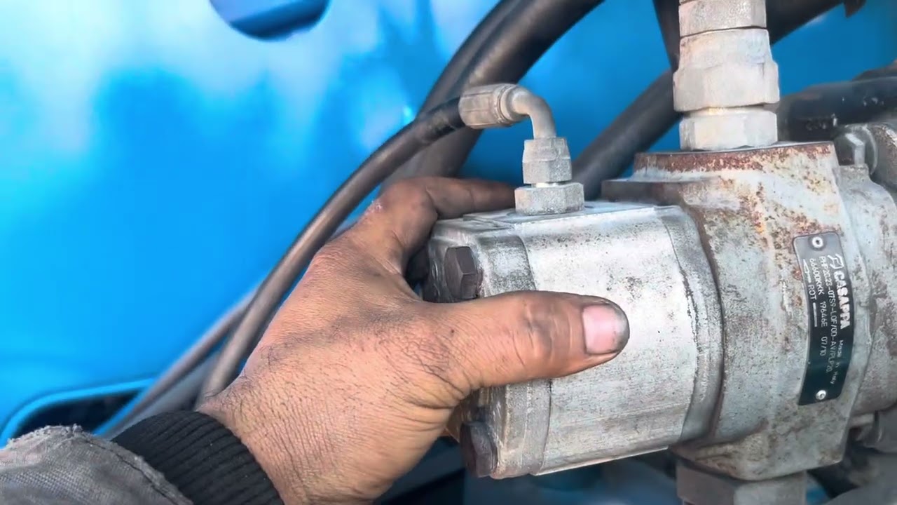 Boom lift hydraulic pump location