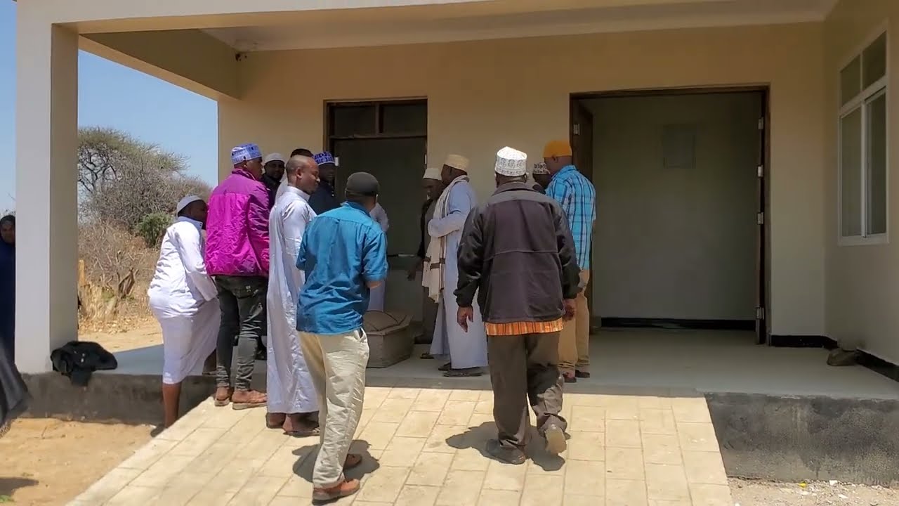 Mwili wa shekh Rashid njuki na mke wake ukitolewa hospital ya chemba kwenda mabat- magugu