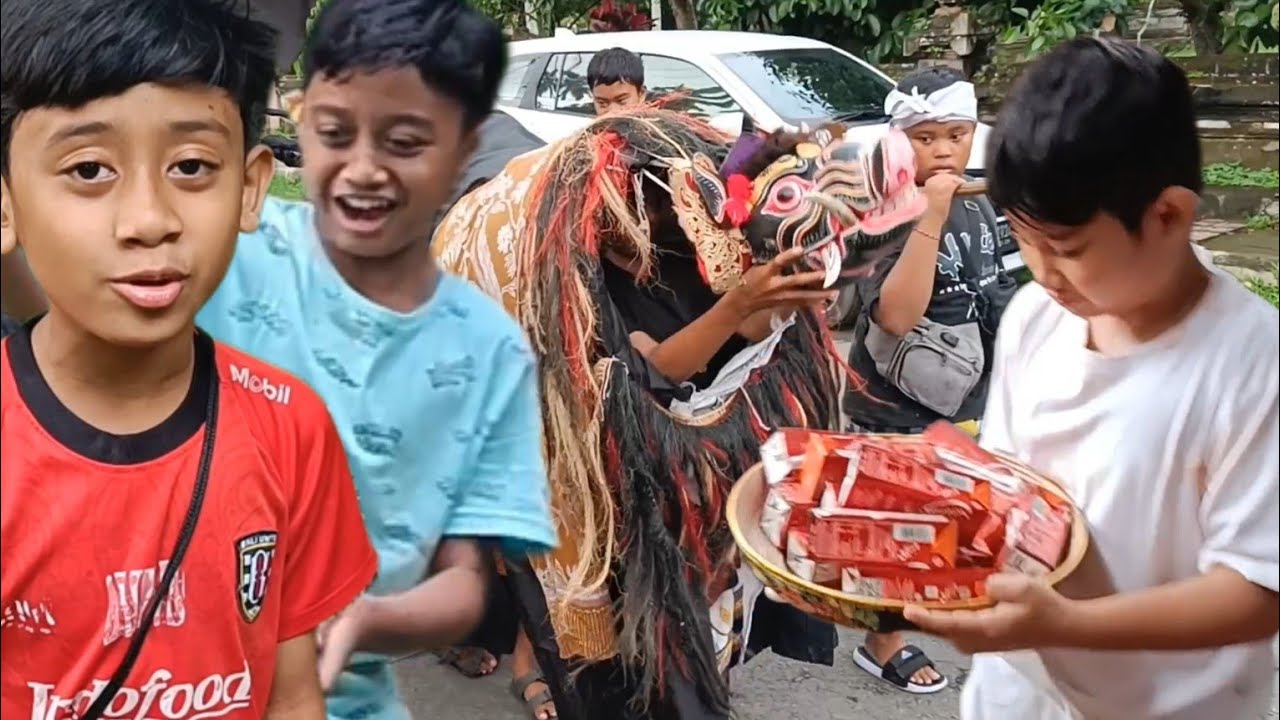 Irvan Bagi Bagi Minuman Sama Teman Teman Yang Lagi Ngelawang Barong