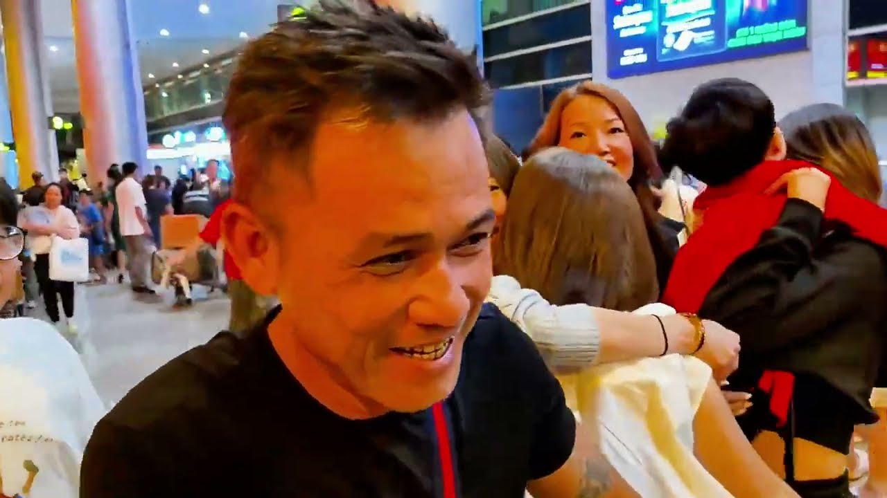 đón mami và mẹ yêu về quê ăn tết .